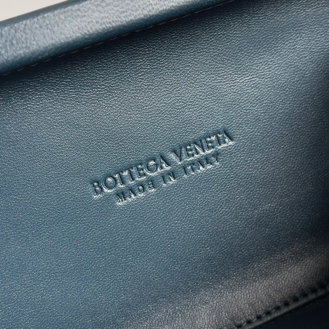 Batch 1860 BV Knot | The classic return of the evening bag. Original leather ➕ Stainless steel hardware ➕ 24k real gold plating ➕ Fully handmade. Those who know the history of our brand should have heard that the knot is a story of Bottega Veneta, and it is also one of the more important design elements. Matthieu Blazy's work this season sublimates Knot's classics, with a new knot design and a woven shoulder strap, plus Fouland Intreccio's weaving technology, adding some fashion to the retro and nostalgic feel of the past. Style number: 717622 Size: 20.5*6*12.5